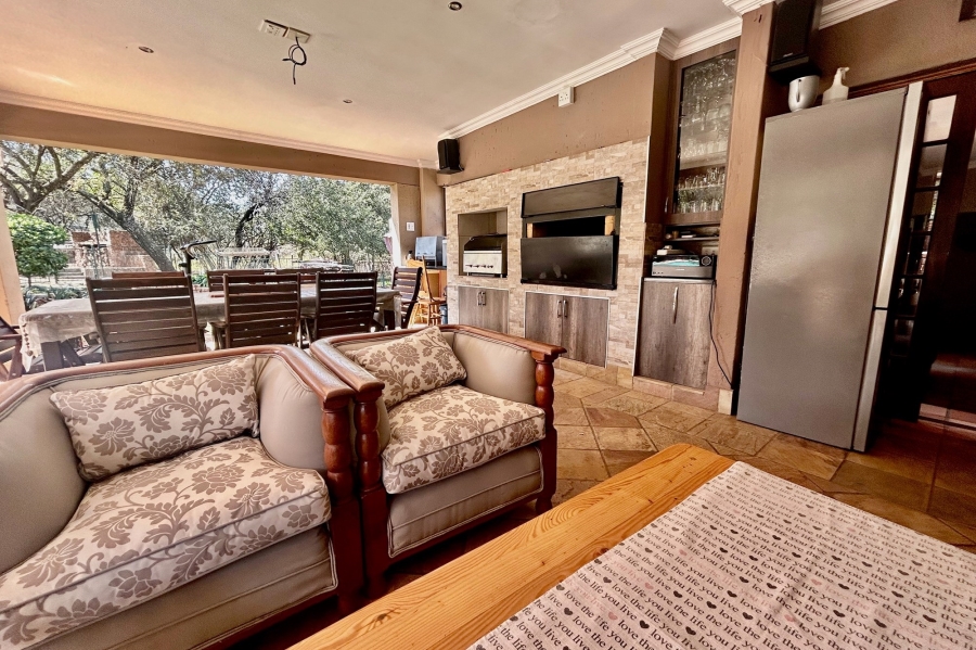 6 Bedroom Property for Sale in Melodie North West